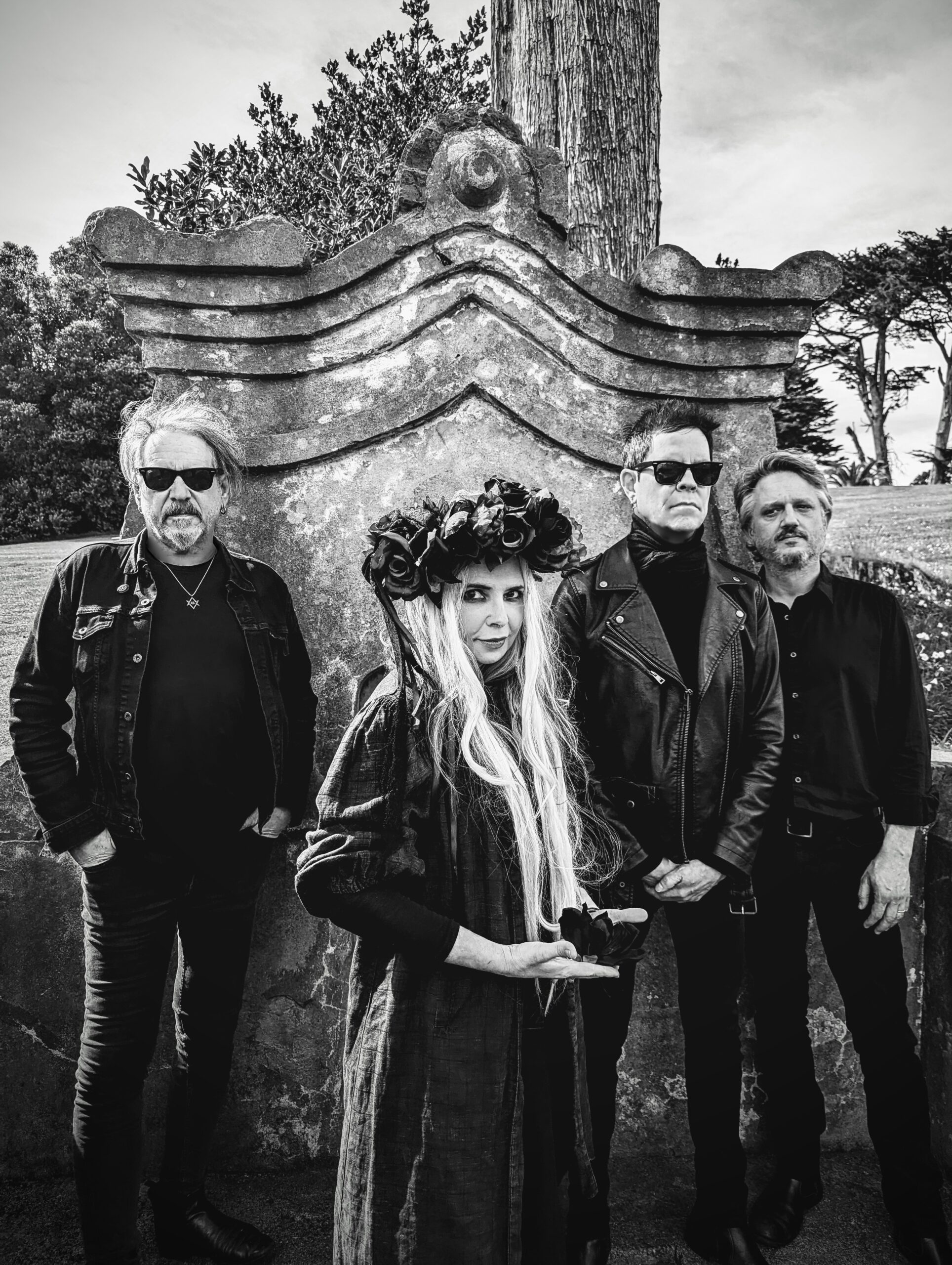 Octavian Winters revine cu noul single „By the Stars”, o piesă atmosferică darkwave/post-punk lansată înainte de participarea la Wave-Gotik-Treffen 2026.